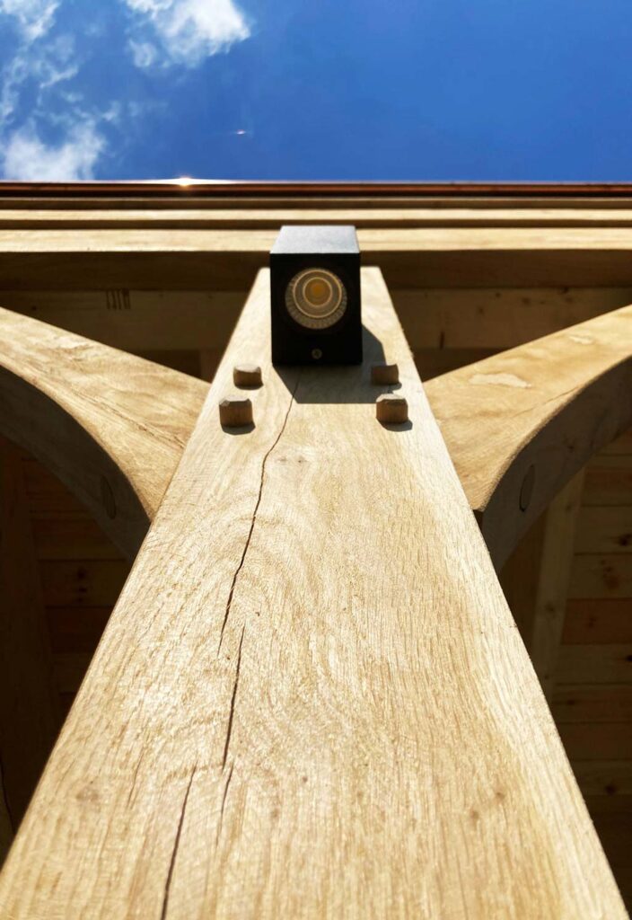 Lamp aan houten bijgebouw