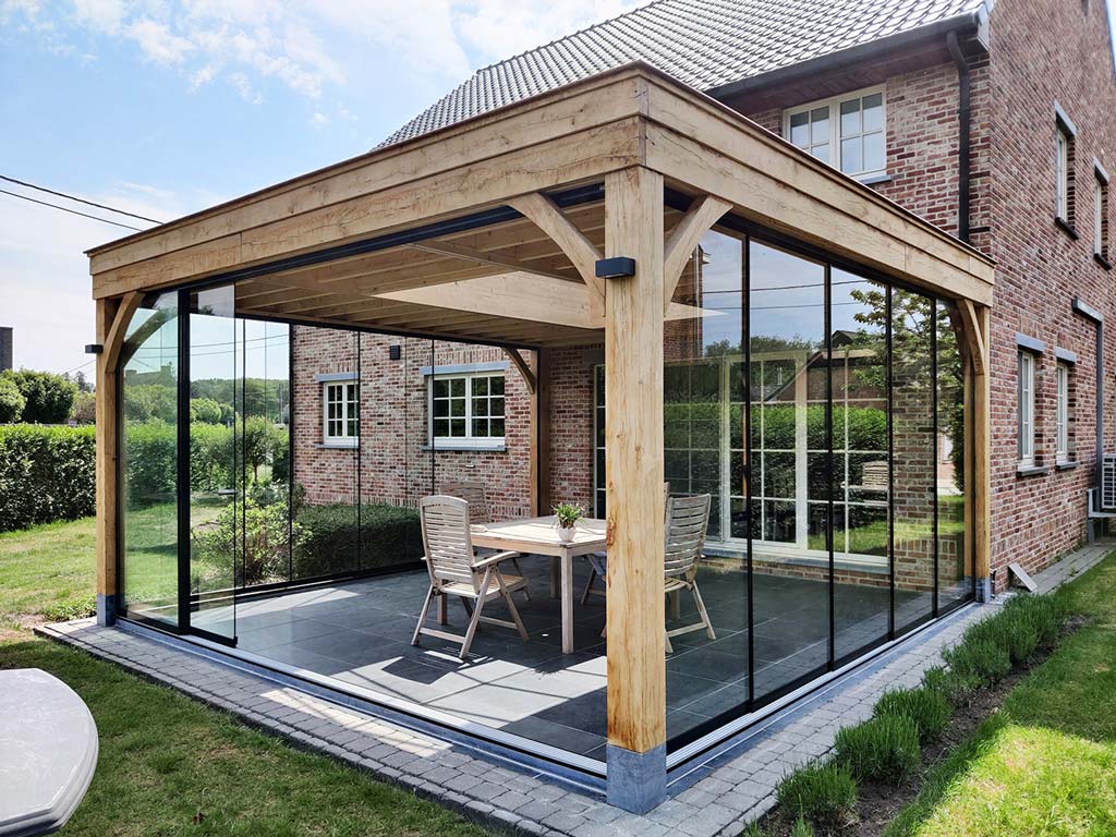 Modern houten bijgebouw van Schrijnwerkerij MB